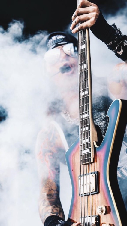 love these rad shots taken by Bailey Flores of Ashley @ Warped!