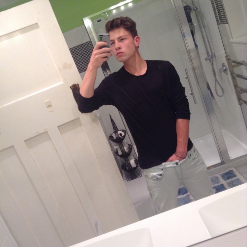 malikmydick:  lucifurby:  love me   love my asshole with ur dick