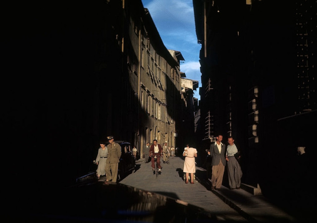 Dusk, Florence, Italy, 1948. Photograph by Ivan Dmitri. #vintage#photography#people#life#street#dusk#Florence#Italy#1948#1940s