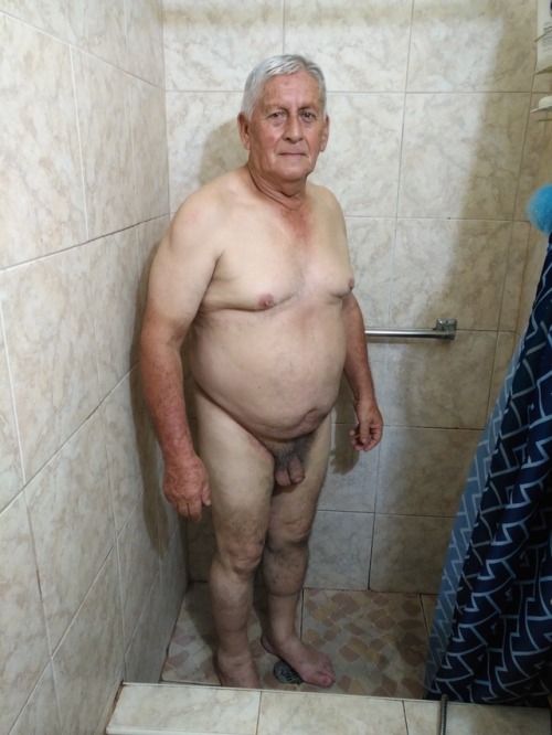 gopepiux69me:tomando una ducha apasionada con Don Lucho, que rico eres papito.