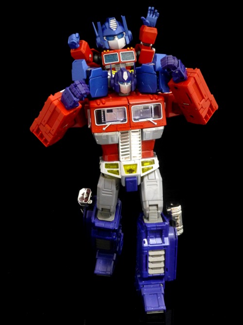 aeonmagnus:  Transformers Masterpiece MP-10 Convoy and ES Gōkin Convoy. 