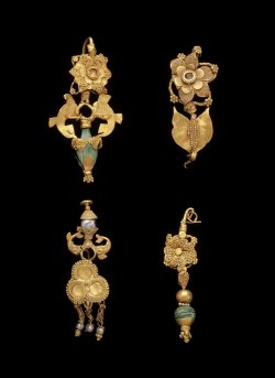 treasure-of-the-ancients:Gold earrings from Taxila, India, 1st-2nd century ADfrom The Victoria and Albert Museum