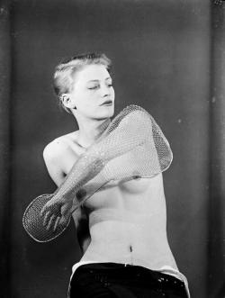 Furtho:  Man Ray’s Lady With Attitude, A Portrait Of Lee Miller, 1930 (Via Co_Sweuphoria)