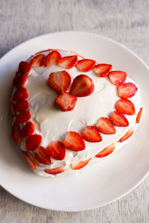 Porn photo foodopia:  Eggless Strawberry Cream Cake