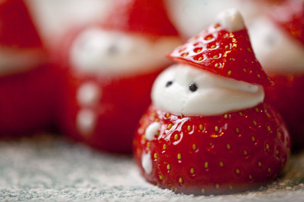 Porn photo vegan-yums:  Strawberry santas / recipe