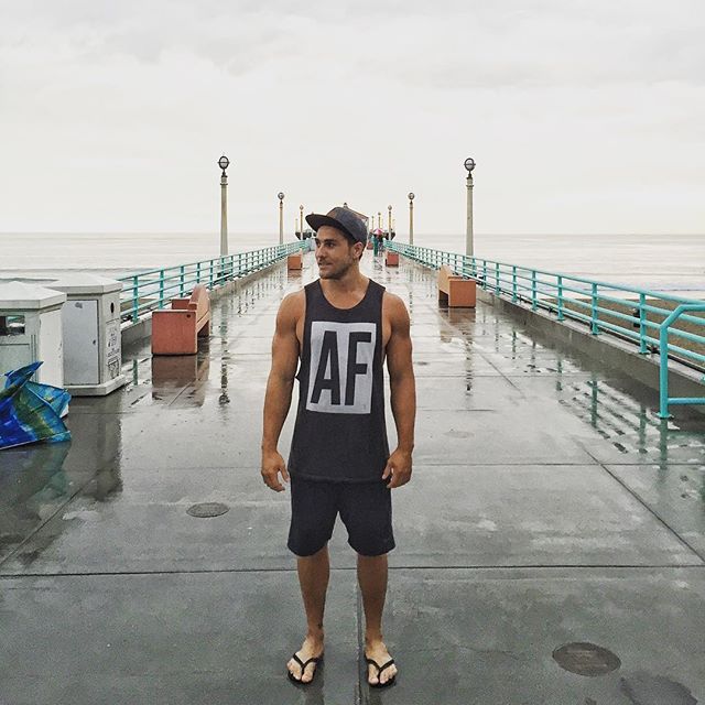 dineinhell:  Made it to Manhattan Beach. It’s raining. I’m pretty keen to do