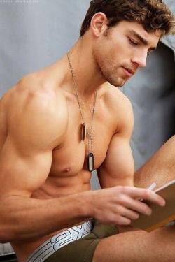 sexysoldiers:  Happy National Read a Book Day!  (Sept. 6th)