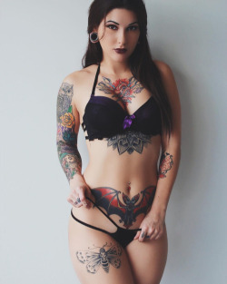 Extreme Tattoos und Piercings bei Frauen