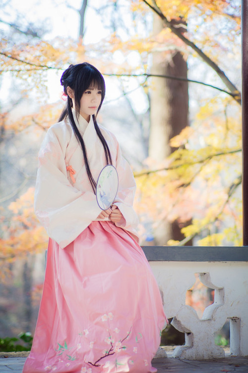 Chinese girl wearing pink hanfu. ( cr: 30Eki ) This kind of hanfu is called Ao'qun which showed up i