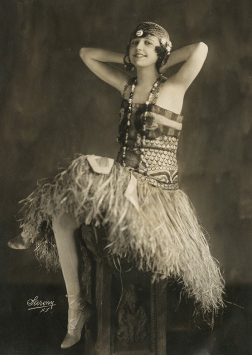 maudelynn:Beautiful Ziegfeld Girl Alberta Turner c.1916, by Sarony NY 