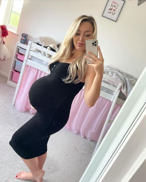 preggoworship:Has to be one of the sexiest preggos of all time, she is stunning and got HUGE 😍 She’s perfect 