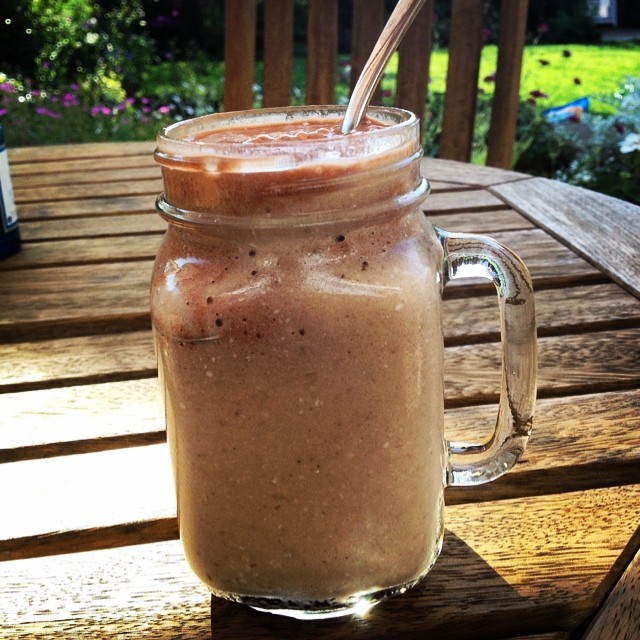 Banana & coconut #nicecream with a tiny bit of chocolate mint 🌿 #vegan #whatveganseat #bananaicecream #breakfastinthesun