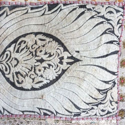 Textile detail.. . . . . #textiles #embroidery #rajasthani #details #stonehouseartifacts (at Belli