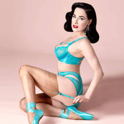 basnyloncouture: sexyvamptv-blog:  palais-du-porte-jarretelles:   Turquoise (Dita Von Teese)   Hot   j’aime très jolie j’adore  