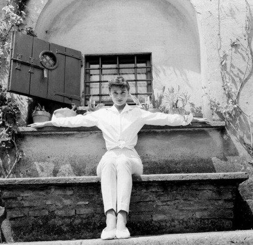 XXX wehadfacesthen:  Audrey Hepburn in Italy, photo