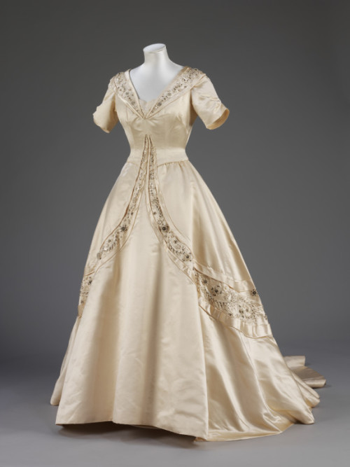 omgthatdress:  Wedding Dress Norman Hartnell, 1951 The Victoria &amp; Albert Museum