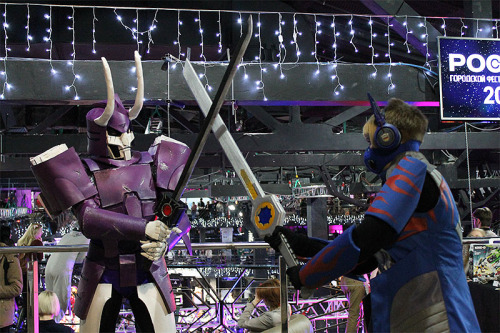 shedarcosplay:  My Cyclonus cosplay photos)From ROSCON (Russian sci-fi conference) First photo by https://vk.com/kirchosfoto Other magnificent photos by http://galvatronus.tumblr.com/ Optimus prime cosplay by http://esteno-targiz.tumblr.com/ 