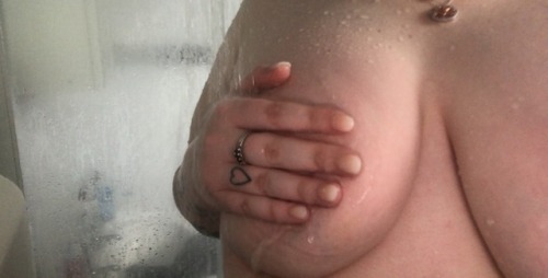 sinful-wh0re: Sneaky pic in the shower like