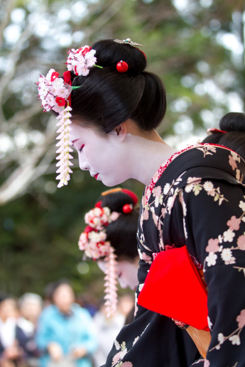 Baikasai 2017 at Kitano Tenmangu shrine, by Prado. The green kimono Maiko Katsuna is wearing is one 