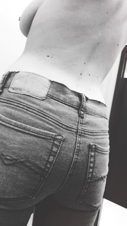 illbeg00d:The freckles on my back look like a tortilla… Or a constellation. Whatever mood I&r
