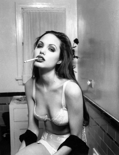ausbluten: Angelina Jolie by Helmut Newton