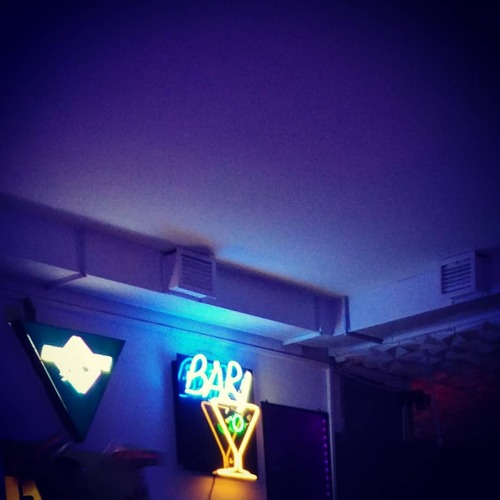 1st party since all this coronashit! . #bar #party #lights #lightdecor #myweekend #retroday #diskett