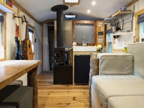 utwo:  Tiny Bus House© tinyhouseswoon