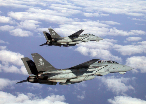 photoyage:At sea aboard USS George Washington (CVN 73) Nov. 26, 2002. – Two F-14B “Tomcats” assigned to the “Jolly Rogers” of Fighter Squadron One Zero Three (VF-103) fly over the Mediterranean Sea. VF-103 is part of Carrier Air Wing Seventeen