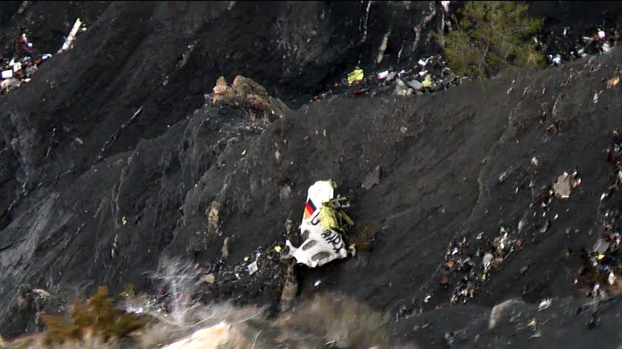 TRAGEDIA AEREA. Localizaron las cajas negras del avión de Germanwings que cayó en Francia. Las tareas de rescate van a ser muy complicadas debido al dífícil acceso al lugar del siniestro y también al tiempo. (Reuters)