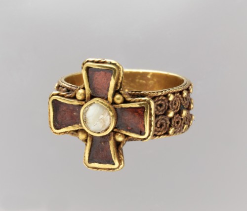 Finger ring with a cross, 5th centuryThis ring, with its elegant pattern of filigree and granulation