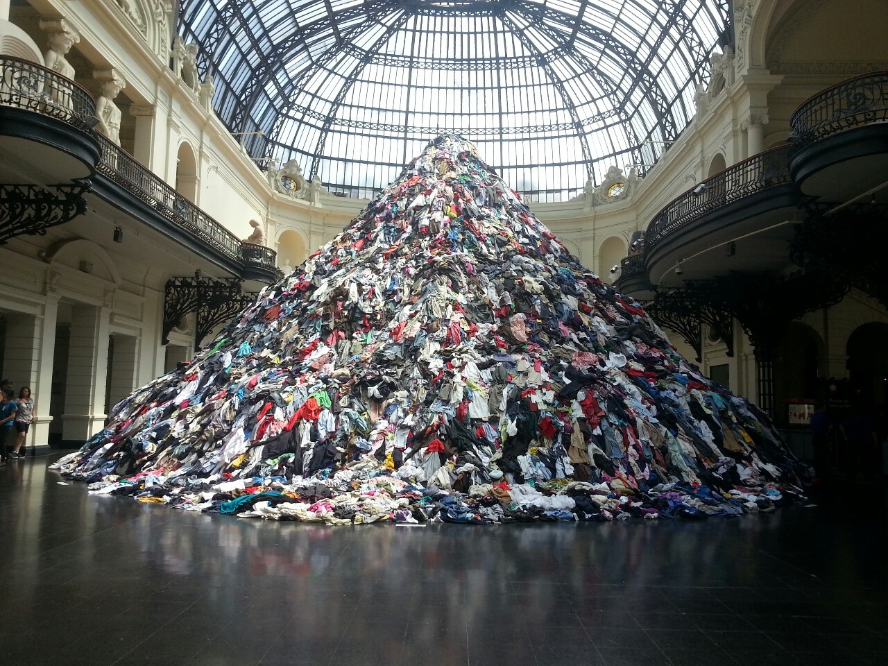 volandoentredragones:  Esta pila de ropa, se encuentra en el museo de Bellas Artes