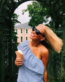 ackwhales:  Summer vibes. 🍦 Sunglasses