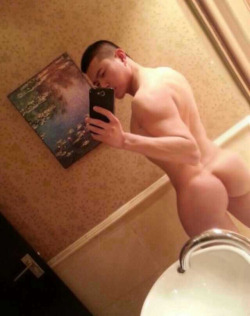 orientalust:  Wow he got a bubble ass!