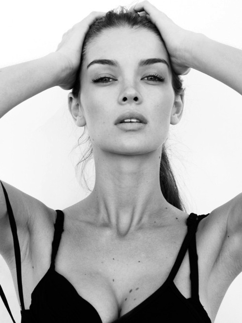 iluvskinnybitches:  Natasha Barnard
