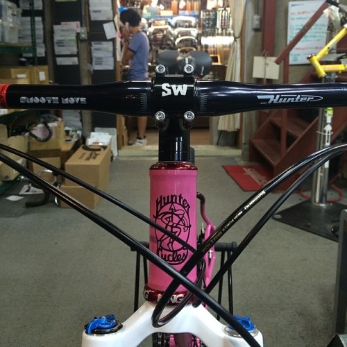 kyutai-paint:  Coming near to you soon… #huntercycles #simworks #nitto (Circles & Co,)
