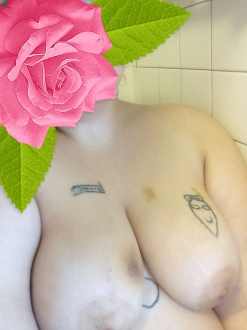strawb3rrie5:  🌸Shower time 🌺