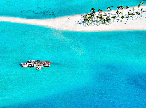 pureocean-s:  touch-of-turquoise:  Follow me to add a touch of turquoise to your dash!  ocean blog that follows back! 