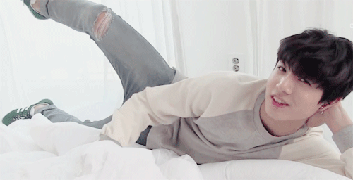 bwikooks:  mr spreading legs strikes again 