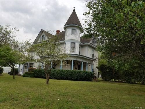 $115,380/3 brMuskogee, OK“Turn of the century queen annSets on the original Texas Trail2 living area