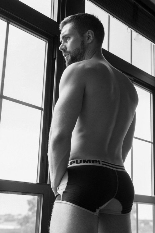 nickfolio:  Griffin Barrows‏ in PUMP!