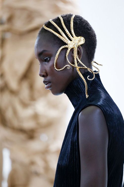 jeeez-louise:Schiaparelli Spring 2020 RTW