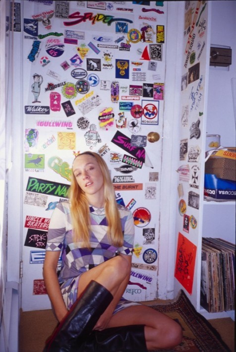 retroetic:teenage Chloe Sevigny in her bedroom in the 90s.