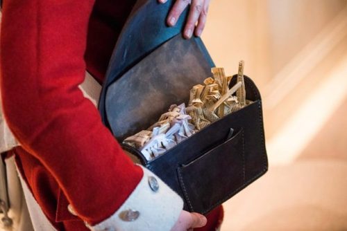 bantarleton:A musket’s cartridge box filled with paper cartridges. It was common for 18th cent