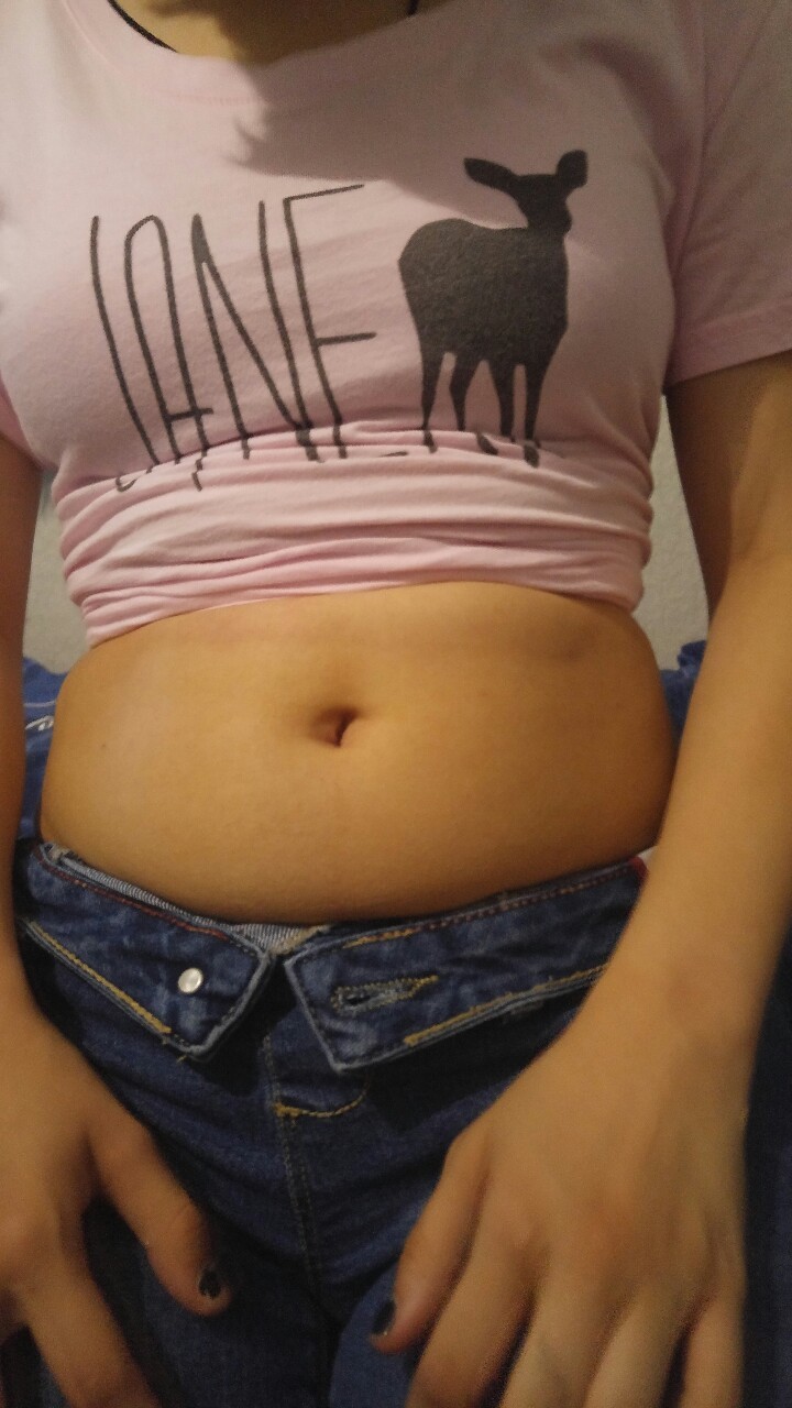 isabellylovesfood:  Started tying shirts like this to show of my belly.