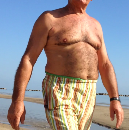 kosmosuniverse:  Handsome, sexy and a nice bulge