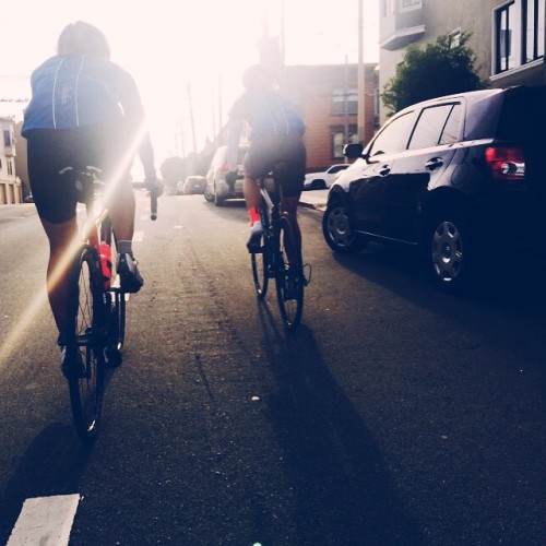 pedalitout: Riding into the SF evening with these hitters. Credit @matthewcbeaudin ift.tt/1Ff