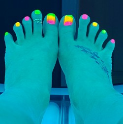 mytalentedtoes:  Tanning bed glow! 