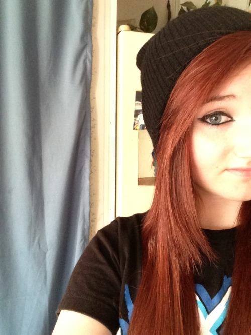 fallingasleeponsexicans:  Well, hello. I’m wearing a Blink 182 shirt, because I’m a cool cat. 