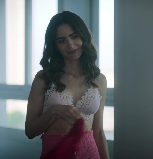 baddestbitchesglobal:  Lily Collins