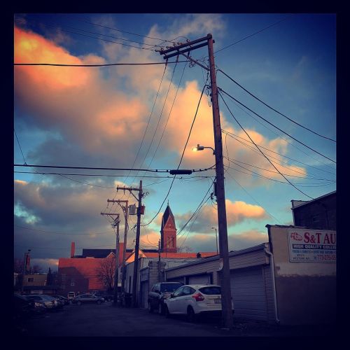 #urbanphotography #urbanlandscape #streetphotography #wintersky #lookingup https://www.instagram.co